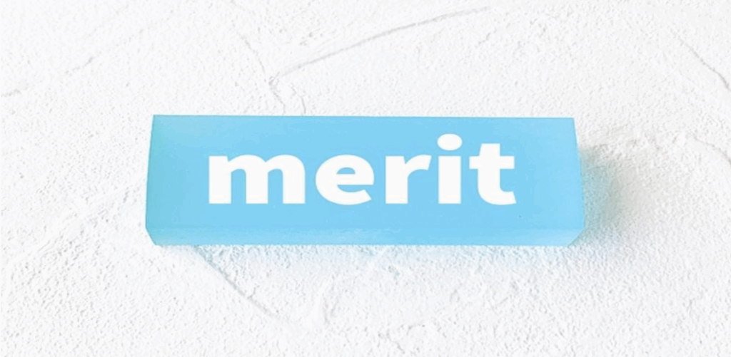 「merit」と書かれた青いプレートと白い背景